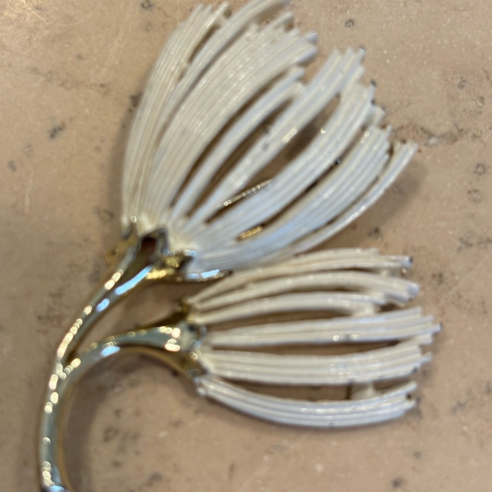Vintage White and Gold Floral Brooch